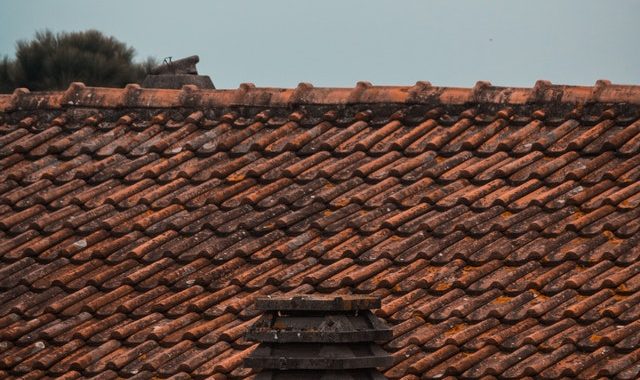 Nettoyage toiture : un entretien adapté à votre toit